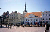 tallin_piazza2.jpg (39372 byte)