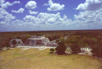 chichen_Itza_colonnato.JPG