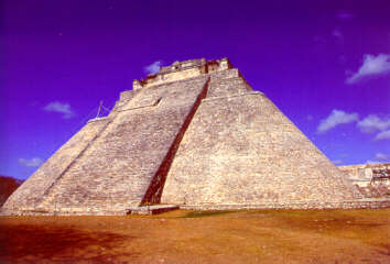 uxmal_piramide_indovino.JPG