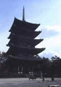 nara_pagoda.jpg (26331 byte)